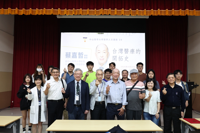 與會教職員生與蔡嘉哲教授開心合影。圖片
