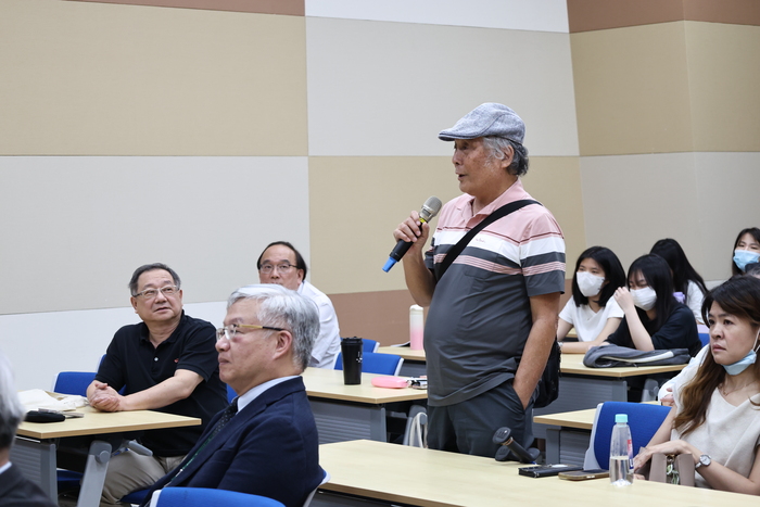 中山醫大校友、同時也是蔡嘉哲教授的同窗好友陳萬得醫師到場聆聽講座。圖片