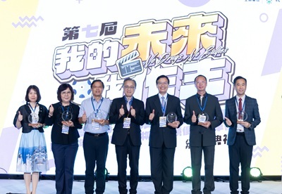 Chung Shan Medical University receives the 2024 MOE Award for Excellence in Preventing Student Substance Abuse. Dean of Student Affairs Hsu Ching-Lin (first from right) accepted the award on behalf of the university.