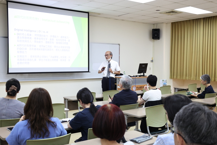 林從一於演講中分享教育及未來發展，鼓勵師生以開放視野迎接時代變化，持續累積跨域能力。圖片