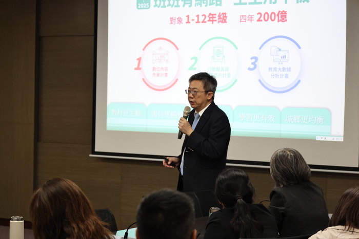 郭伯臣提及，教育現場應重視慢AI，讓AI引導協助學習，而非直接代替學生、教師在學習上的主導權。圖片