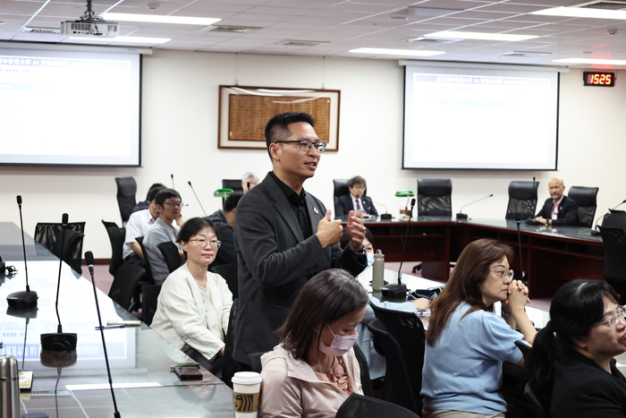 雙方就AI融入大學教育交換經驗，從他校實務案例出發，共同探討AI在教學、研究及校務治理的應用方向。圖片