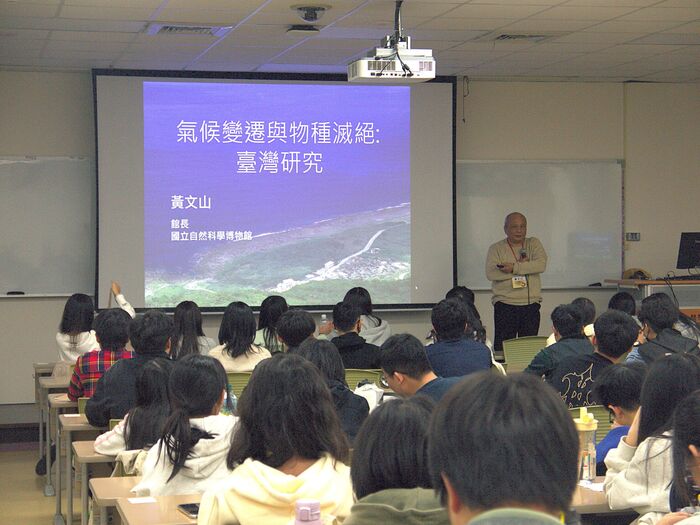 國立自然科學博物館館長黃文山以台灣案例，向高中生講解氣候變遷與物種滅絕的研究現況。圖片