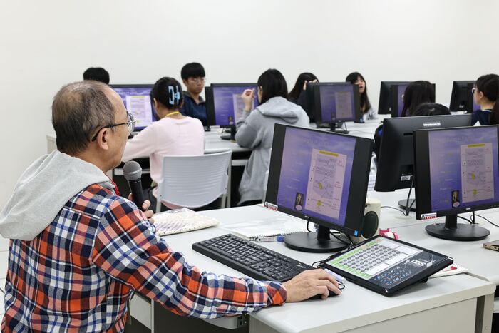 中山醫大生物醫學科學學系教授群帶領高中生進行新冠病毒基因體分析，體驗生醫研究流程。圖片