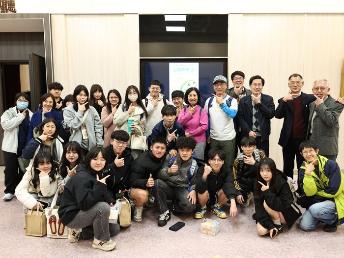 中山醫大邀請紀錄片導演麥覺明(第二排右四)出席《山椒魚來了》特映會。圖片