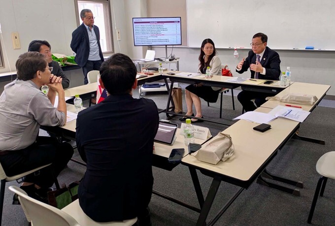 兩校代表於討論會中，針對「碩士班雙聯學制」之實質規劃內容進行細部討論。會中由雙方負責教師分別說明各校在課程規劃、學分認定、畢業門檻及相關施行細節上的異同，並就各項議題逐一交換意見，以凝聚共識並奠定後續推動基礎。圖片