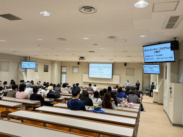 在日本新潟醫療福祉大學教授中山憲司的悉心安排下，本校醫學檢驗暨生物技術學系教授蔡淦仁代表出席學生說明會。蔡教授部以生動活潑且深入淺出的方式，向該校大學二至三年級學生詳細介紹兩校「碩士班雙聯學制」的未來規劃，並說明來臺就讀本校的各項優勢與支持措施，鼓勵學生勇於跨越地域界線，拓展國際視野，邁向更寬廣的學習新藍海。圖片