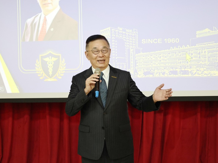双美生技董事長暨學習長林齊國勉勵中山醫大學子持續學習、未來將所獲支持化為服務他人的力量。圖片