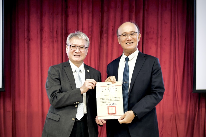 黃建寧校長(左)頒發感謝狀給林騰蛟教授(右),感謝其針對高教人才培育無私的分享。圖片