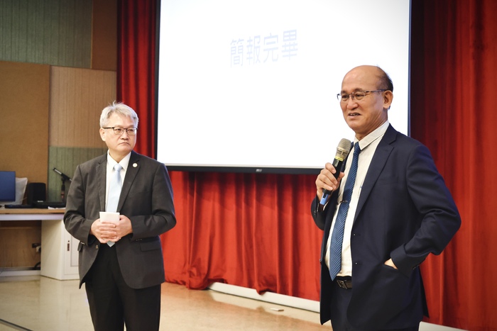 黃建寧校長針對「如何吸引國際人才?」向林騰蛟次長就教。圖片