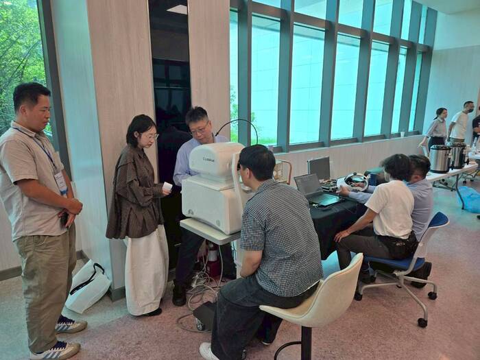 Participants gained hands-on experience with myopia management instruments while interacting with industry experts, bridging theoretical knowledge with clinical practice.圖片