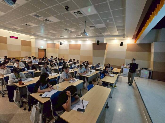 The Department of Optometry at Chung Shan Medical University integrates alumni, clinical experts, and industry resources to establish an interdisciplinary learning platform that cultivates future optometry professionals and advances myopia management.圖片