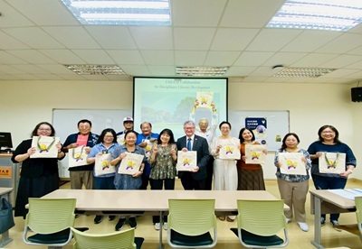 封面-中山醫大校長黃建寧(前排右五)出席成大EMI PD中心主任鄒文莉(前排右六)的專題講座，並頒發頒發師培結業獎狀。