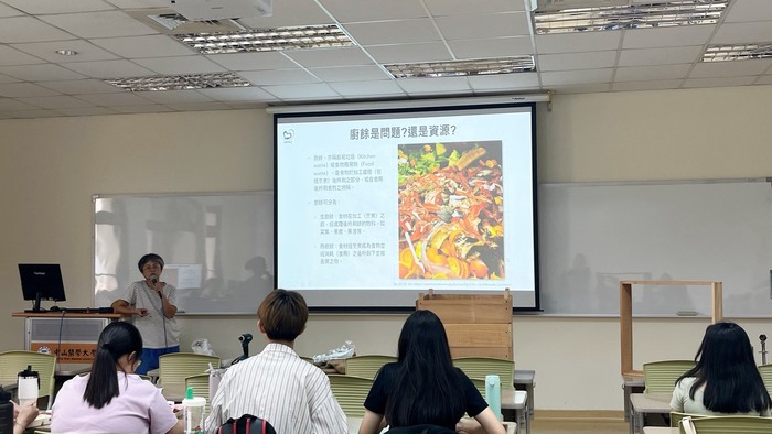 台灣寬霖協會黃鈺惠講師帶領學生了解廚餘資源再利用與永續環境教育。圖片