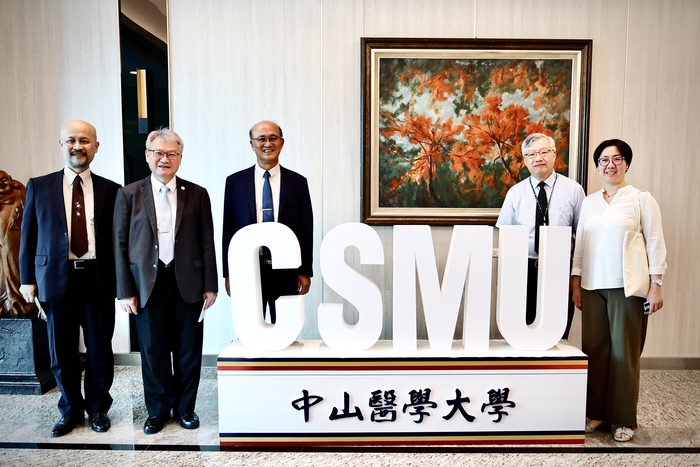 From left: Vice President Shien-Ying Sung, President Chien-Ning Huang, Prof. Teng-Chiao Lin, Vice President Chun-Che Lin, and Chairperson Ying-Hsiang Chou pose for a photo before the lecture.圖片