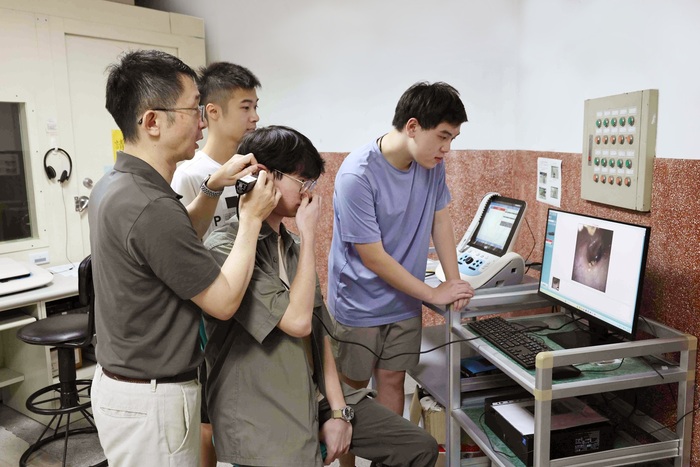 中山醫大語聽系透過耳鏡操作與影像觀察教學，培養學生耳部檢查技能，扎實銜接臨床實務。圖片