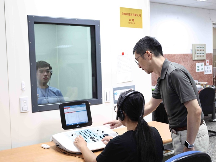 聽力師申請海外執業資格，須提供修課內容、臨床實習時數及國內證照等資料供審查。圖為中山醫大學生在教師指導下練習聽力檢查。圖片