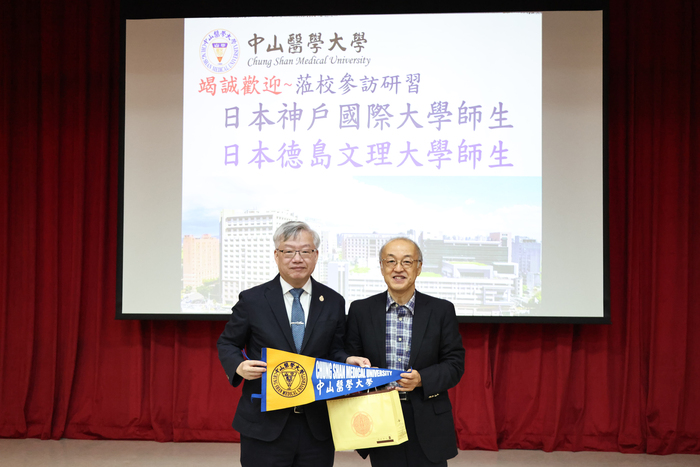日本姐妹校神戶國際大學及德島文理大學師生7至9日訪中山醫大，校長林俊哲贈送伴手禮表達熱烈歡迎。圖片