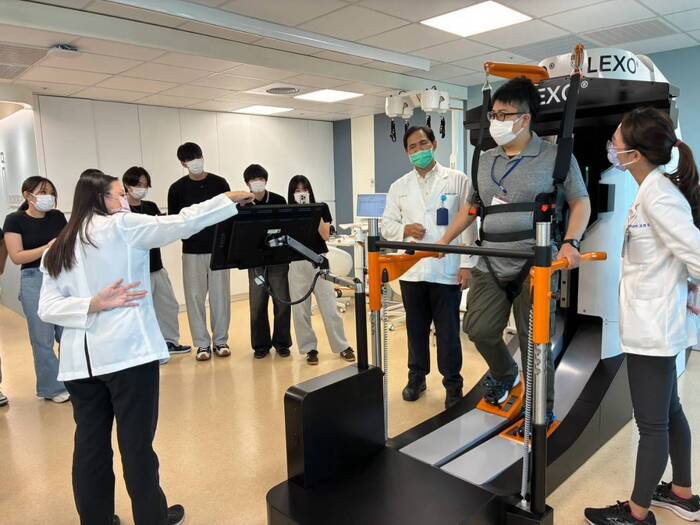 日本學生實際體驗物理治療操作，透過觀摩交流，認識彼此的教學方式與專業訓練。圖片
