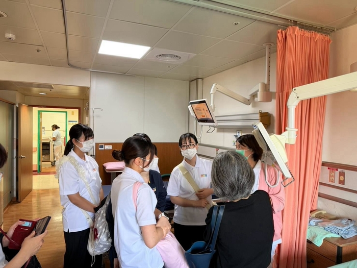護理系安排醫學中心、長照單位參訪，透過實際走訪長照單位及臨床場域，圖片
