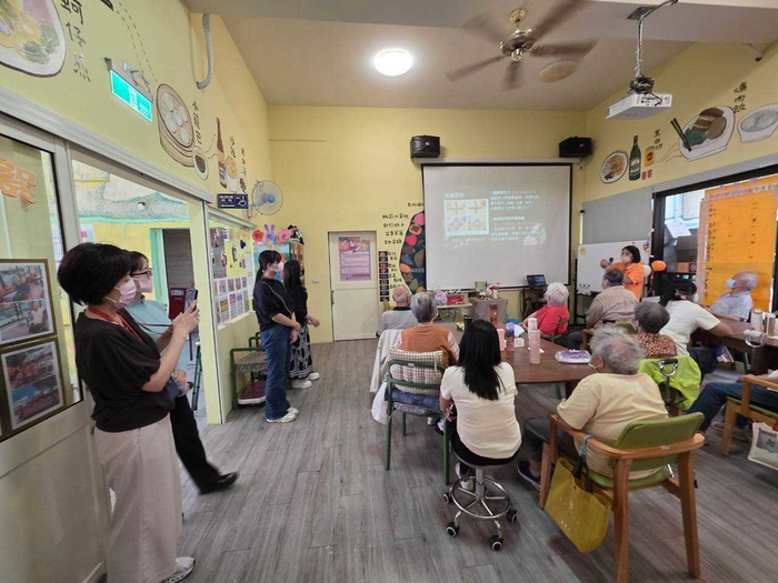 護理系安排醫學中心、長照單位參訪，透過實際走訪長照單位及臨床場域，圖片