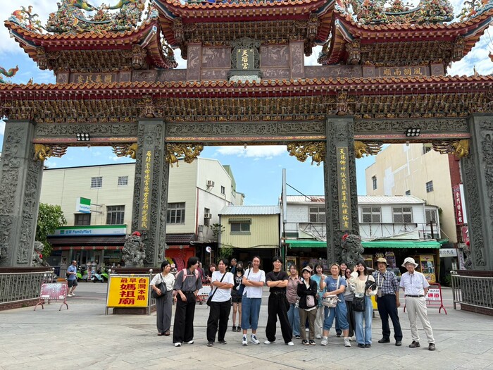 應外系帶領日本學生走訪在地廟宇，體驗臺灣的宗教與地方文化。圖片