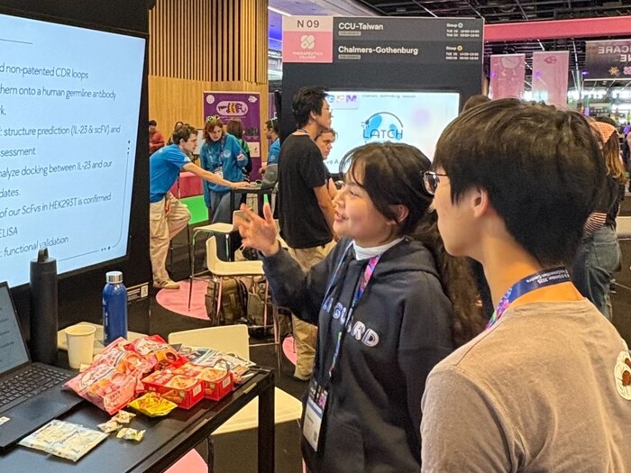 中山醫大iGEM團隊成員向來自世界各國的參賽選手介紹研究計畫。圖片