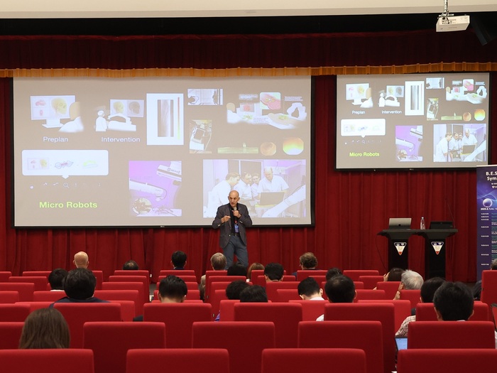 荷蘭特溫特大學教授、LEO 機器人中心創辦人 Stefano Stramigioli 分享 AI 輔助手術的導入實務與技術未來展望。圖片