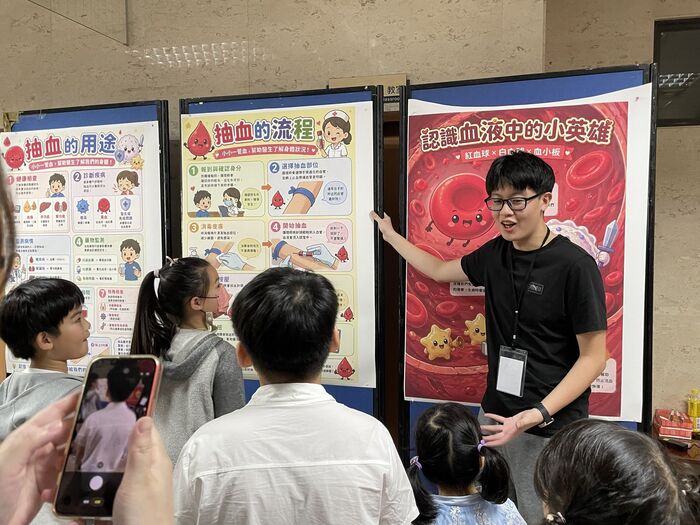 中山醫大醫技系學生結合捐血流程，向學童介紹血型檢驗與輸血安全知識。圖片