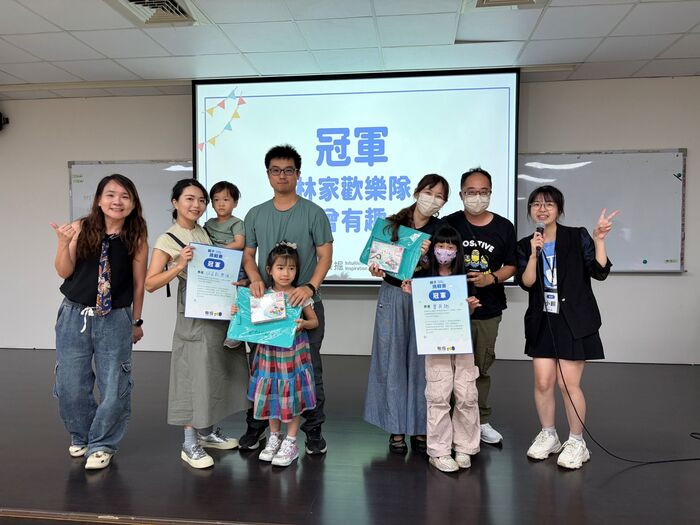 「小小醫療創新家－親子挑戰賽」獲獎親子團隊開心合影留念。圖片