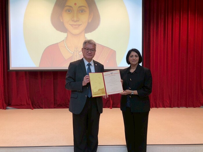 校長黃建寧頒發感謝狀給前歐洲醫學教育學會主席(AMEE)、哈佛醫學院教授Subha Ramani，感謝其分享全球醫學教育趨勢與經驗。圖片