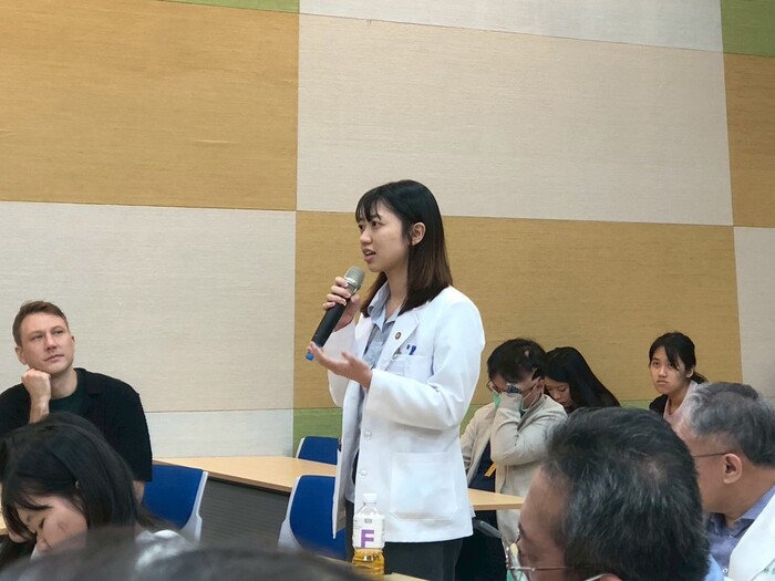 醫學系學生於講座中主動提問，並分享臨床學習經驗與對人工智慧應用的觀察。圖片