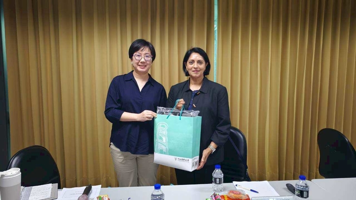 財團法人中山醫學大學董事長周英香（左）致贈紀念禮予Subha Ramani教授，感謝其分享課程設計原則與教育洞見。圖片