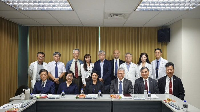 會後座談中，與會師長和臨床教師與哈佛醫學院教授Subha Ramani（前排左三）針對AI時代的教學策略與課程設計進行交流。圖片