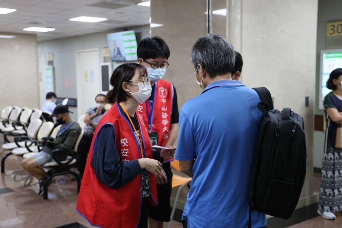 參與團隊在醫院場域進行實地訪談,挖掘潛在問題,透過團體討論,逐步聚焦核心議題。圖片