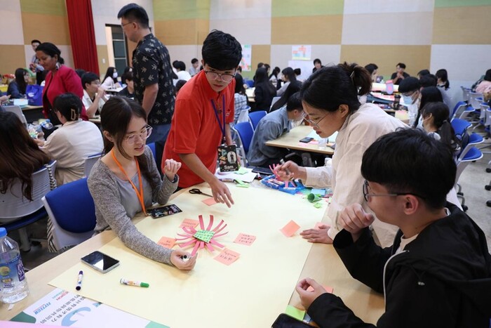 Stanford d.school 設計學習體驗總監Manasa老師帶領同學運用 Flower Power 方法,由定義的問題延伸發想設計。圖片