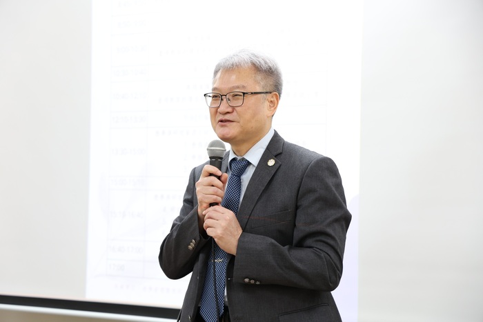 CSMU President Chien-ning Huang delivering welcome remarks at the 2025 Faculty Development Workshop organized by the Center of Faculty Development (CFD).圖片