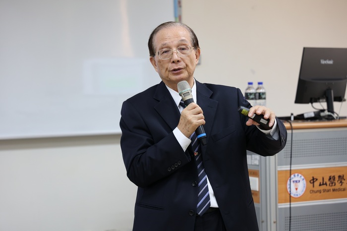 Professor Ching-ji Wu (吳清基) emphasizing the importance of teachers in advancing knowledge transmission, value cultivation, and motivation during his keynote speech at CSMU’s 2025 Faculty Development Workshop.圖片