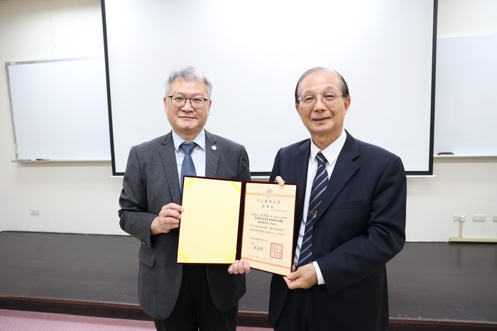 CSMU President Chien-ning Huang (left) presents a certificate of appreciation to Professor Ching-ji Wu (吳清基) for sharing his insights on the value and hope of education.圖片