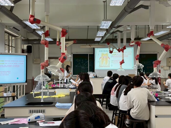 In the “Secret Behind Toothpaste” course at Sanmin High School, students learned about oral diseases and the nutritional principles related to dental health.圖片