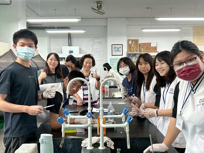 Prof. Jui-Erh Hung, project leader, took a group photo with Yuanlin High School students during the course.圖片