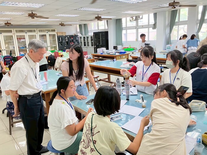 Prof. Huan-Hsiang Lin of National Sun Yat-sen University guided groups through hands-on discussions, inspiring students’ creative thinking.圖片