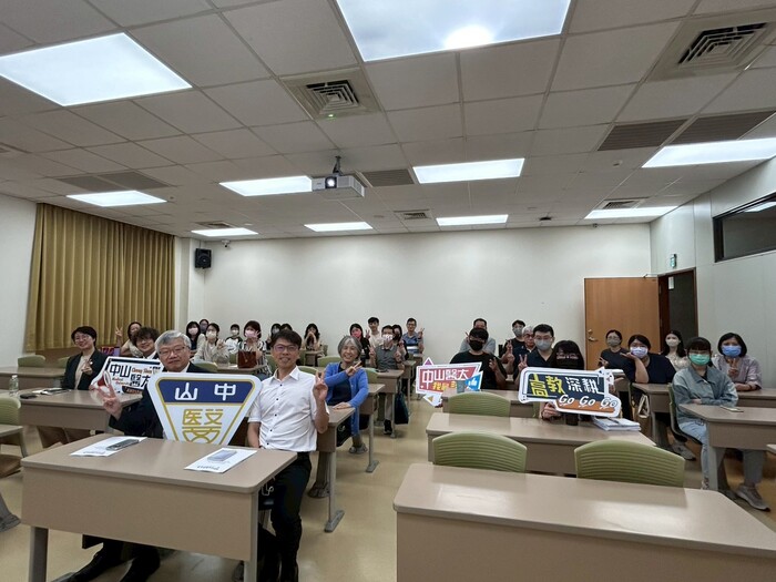 2日舉辦「AI賦能校務研究：從數據分析走向智慧治理」專題演講，邀請長庚科技大學林鴻銘教授分享Agentic AI導入校務行政實務經驗。圖片