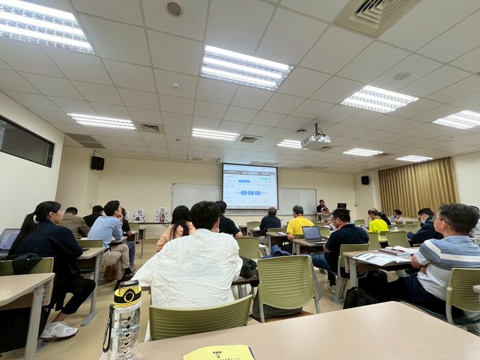 The CSMU Department of Occupational Safety and Health team independently developed the AI “Occupational Safety Master” system, demonstrating the application of artificial intelligence in occupational safety and health management\圖片
