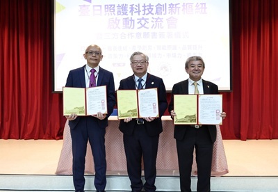 三方簽署「臺日照護科技創新合作意願書」，左起為高創會副理事長陳意千、中山醫大校長林俊哲、嗶嗶嗶樂遊學董事長林峻暉。