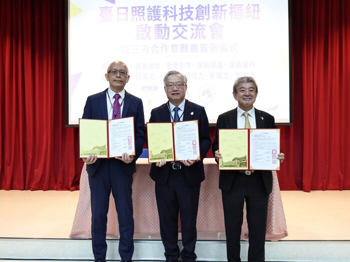 三方簽署「臺日照護科技創新合作意願書」，左起為高創會副理事長陳意千、中山醫大校長林俊哲、嗶嗶嗶樂遊學董事長林峻暉。圖片