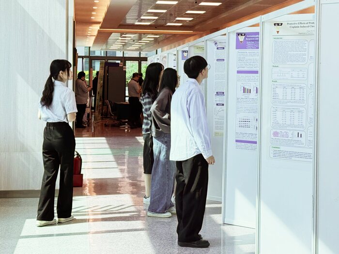 Academic poster presentations showcase research on healthy eating indices and pediatric nutrition, fostering scholarly exchange.圖片