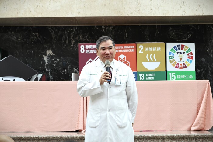 中山附醫總院長蔡明哲認為,醫學教育不僅止於課堂,勉勵學生在臨床中持續學習。圖片