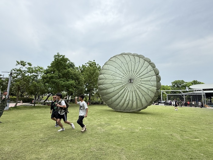 同學們體驗T-10B穿戴與特戰兵訓練實況。