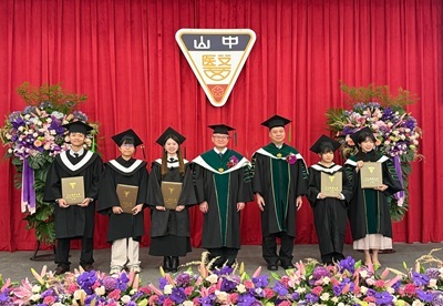 封面-中山醫大113學年度畢業典禮，校長黃建寧(右四)與醫學院院長葉兆斌(右三)和畢業生合影。
